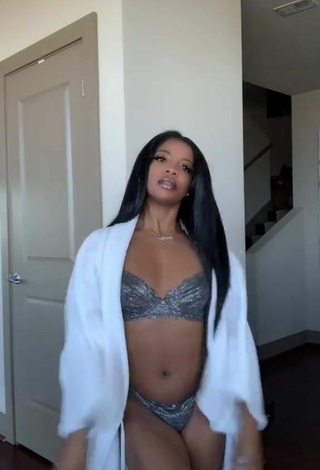 5. Sexy De'arra Taylor Con Bikini