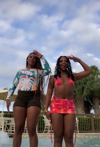 2. Sexy De'arra Taylor Con Sujetador De Bikini En La Piscina